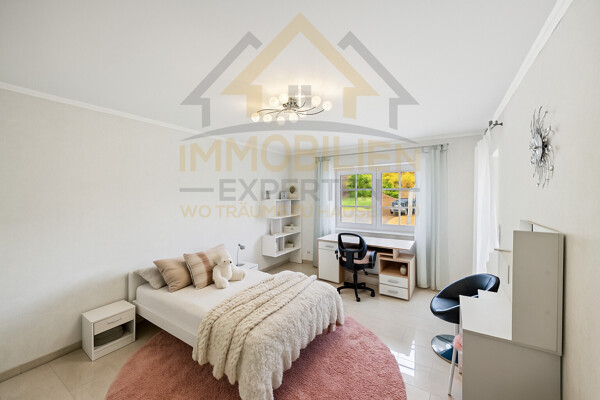 Schlafzimmer im OG mit Balkon