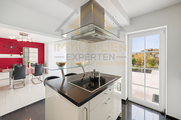 Küche mit Terrassenzugang