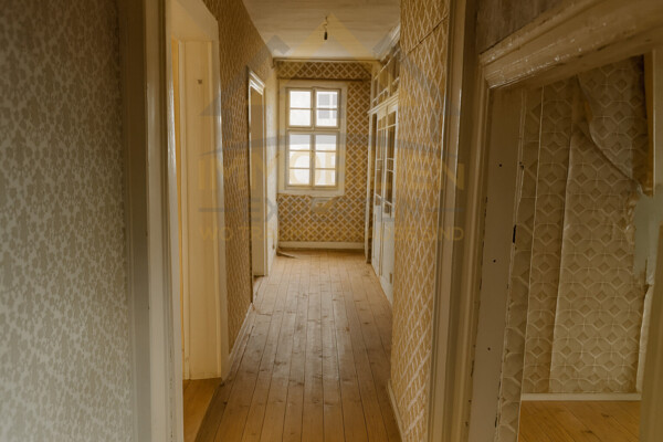 Flur mit Holzdielen im 2. OG