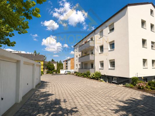 Parkplatz hinter Gebäude