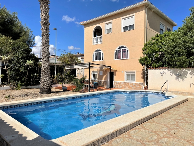 Villa mit 3 Einheiten und Pool