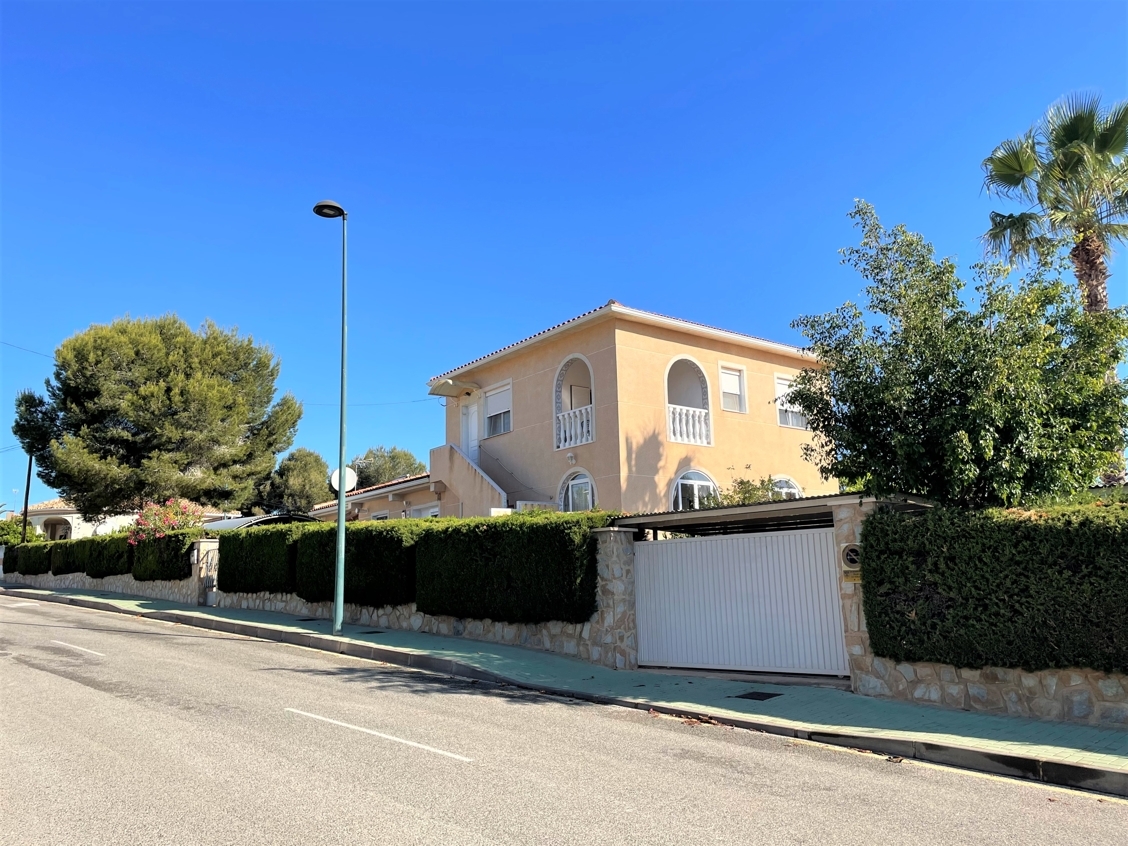 Villa mit 3 Einheiten und Pool – 4