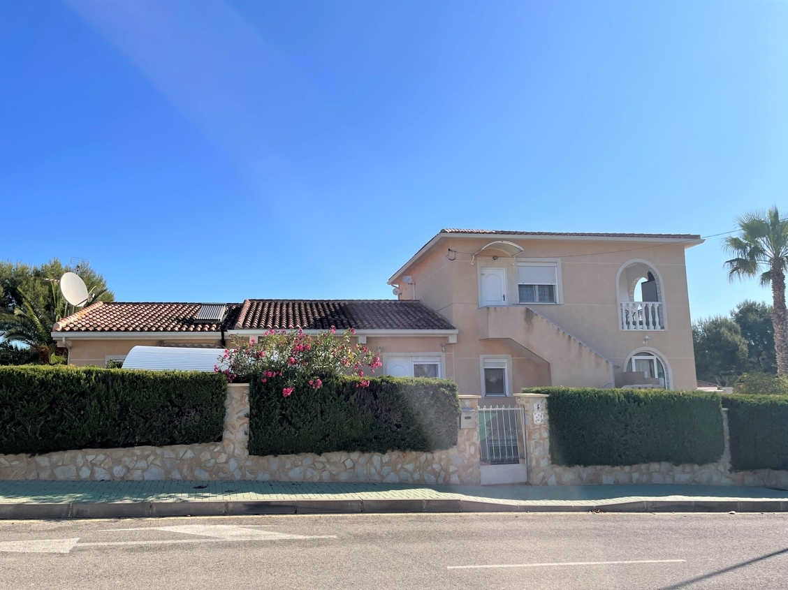 Villa mit 3 Einheiten und Pool – 3