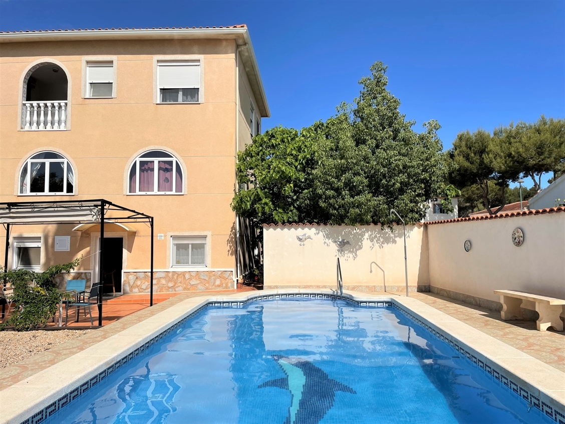 Villa mit 3 Einheiten und Pool – 2