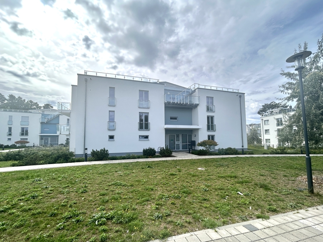 Moderne Ferienwohnungen auf Usedom direkt am Stettiner Haff – Hausansicht Nordseite - Eingang