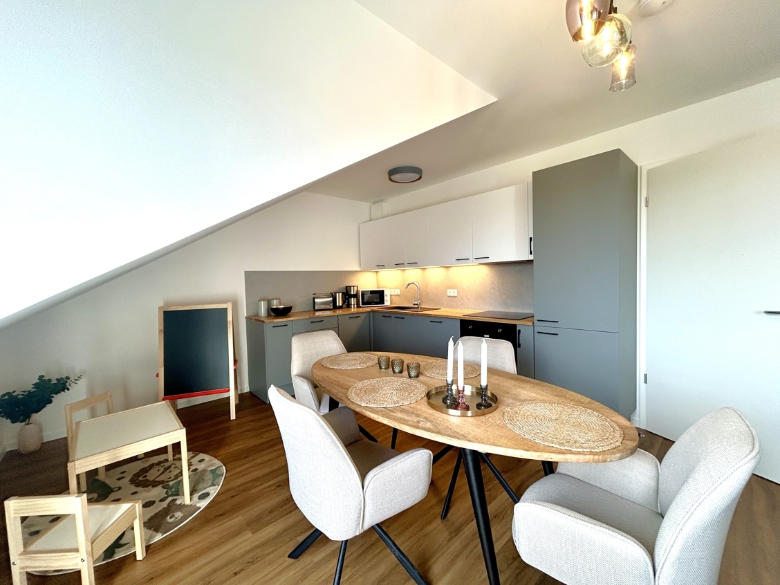800 m zum Strand - Ferienwohnungen in Kölpinsee / Usedom – Musterwohnung - offene Küche + Essbereich