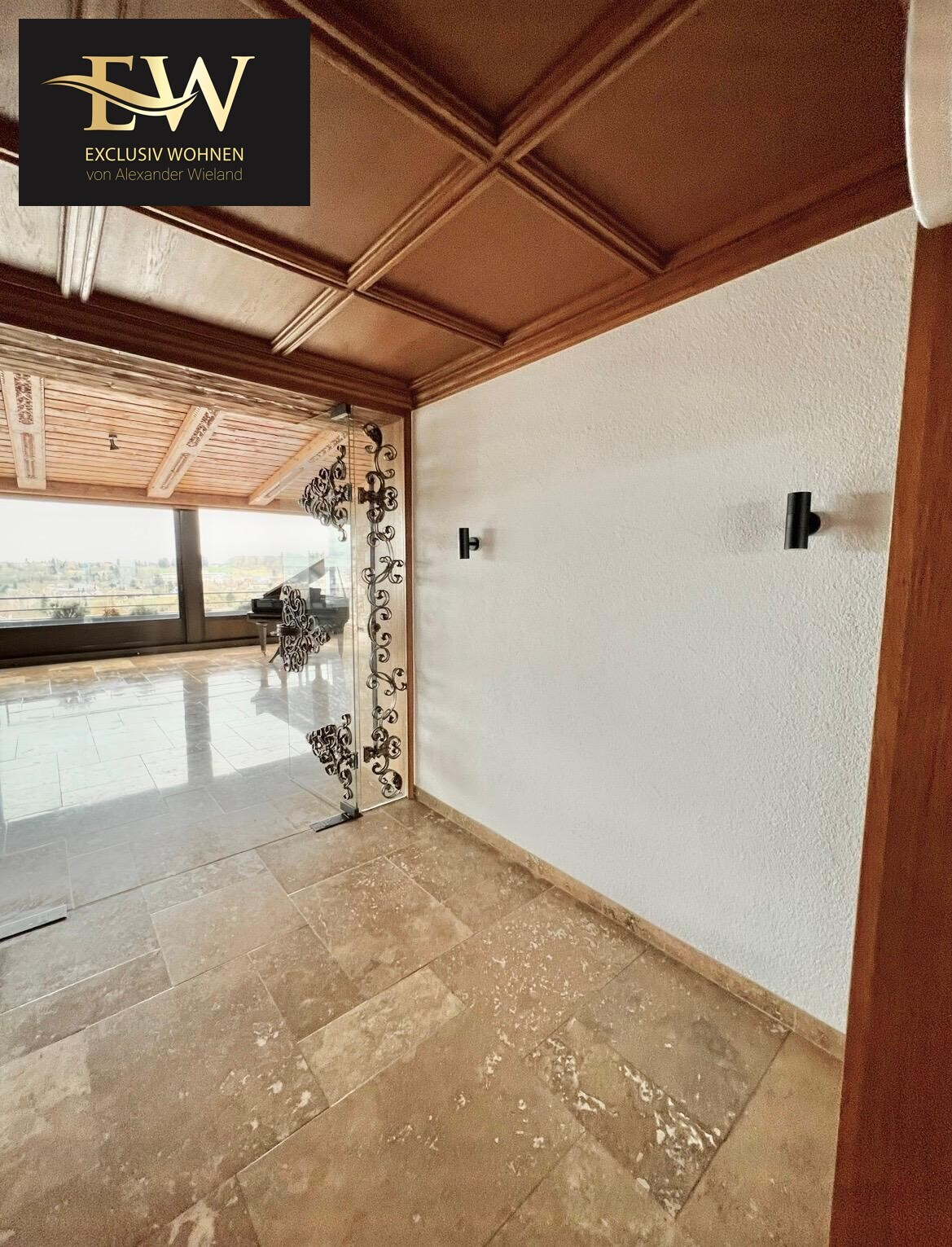 Eingangsbereich mit versteckter Ankleide und WC