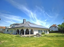 Landhaus-Villa mit Koi-Teich