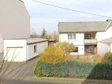 Wohnhaus mit Garten und Garage