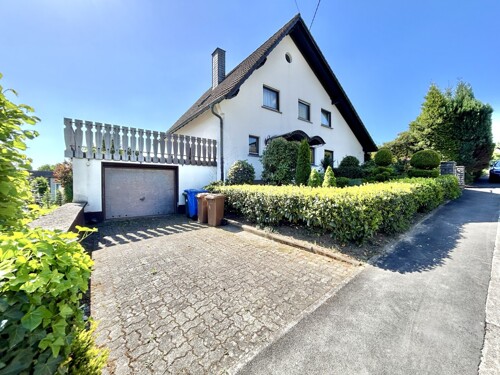 Straßenansicht mit Garage