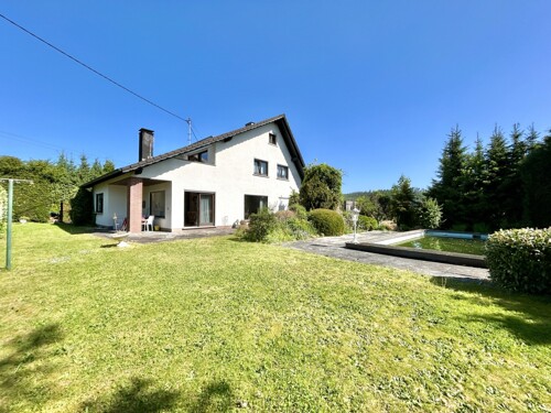 Rückansicht mit Garten und Pool