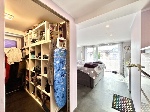 Schlafzimmer mit Ankleide UG