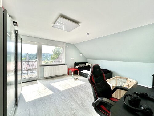 Schlafzimmer #2 mit Zugang zum Balkon DG