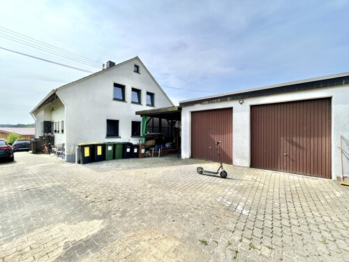 Rückansicht mit Doppelgarage und Carport