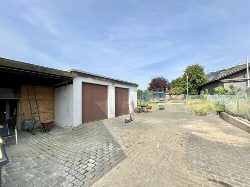 Große Doppelgarage mit Carport