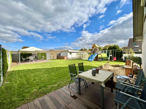 Gartenterrasse mit Blick aufs Feld