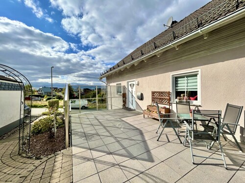 Seitenterrasse mit Haupteingang