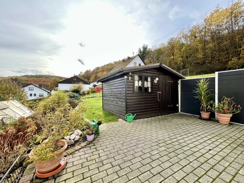 Terrasse mit Gartenhütte