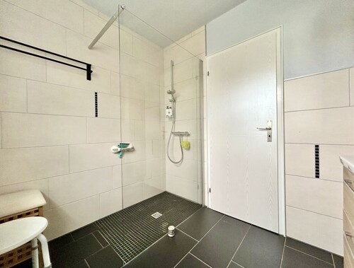 Badezimmer mit ebenerdiger Dusche