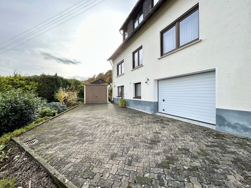 Rückansicht mit Garagen