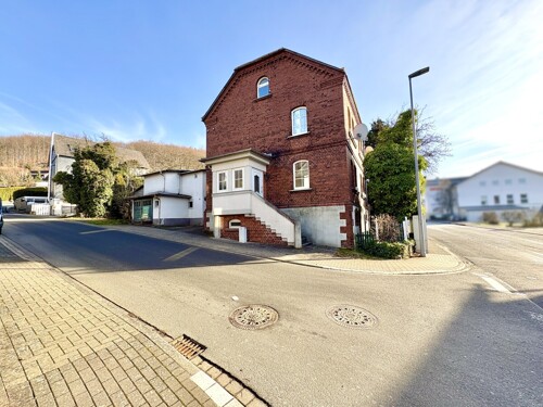 Seitenansicht mit Garage