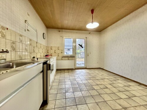 Küche mit Terrassenzugang