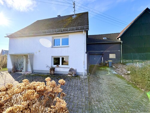 Frontansicht mit Garage und Scheune