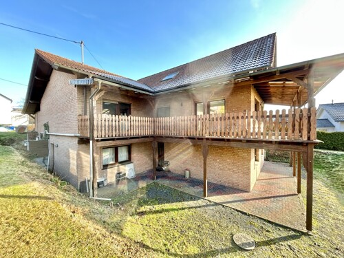 Seitenansicht mit Eingang zur Einliegerwohnung