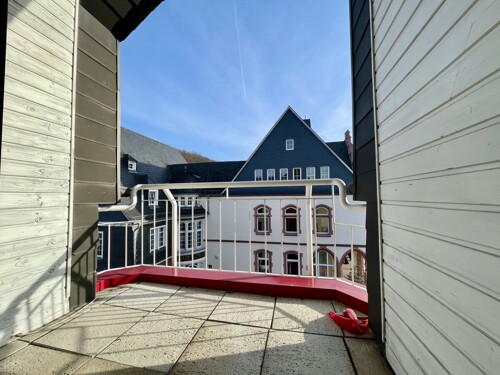 Balkon mit Blick auf das Rathaus