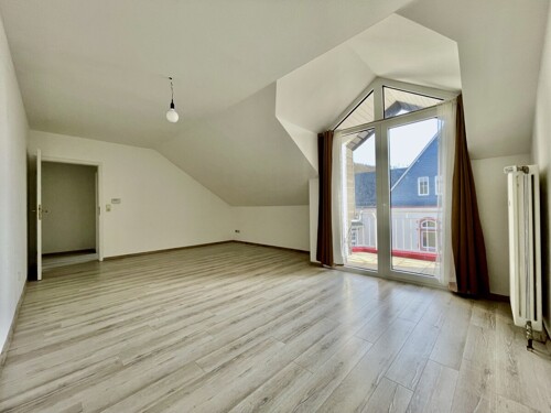 Wohnzimmer mit Balkon