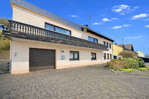 Frontansicht mit Garage