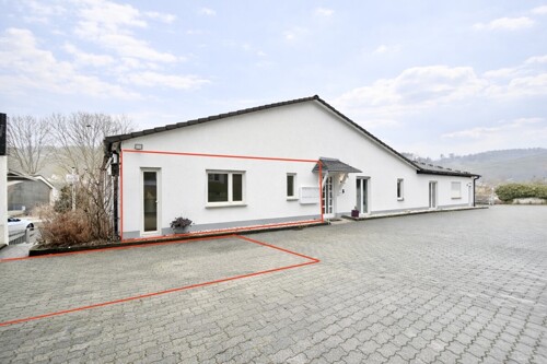 Angrenzender Privatparkplatz