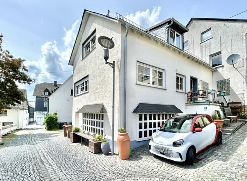 Straßenansicht mit Eingang und Parkplatz
