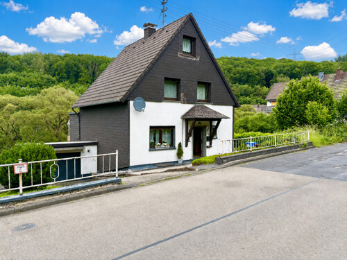Seitenansicht mit Garage