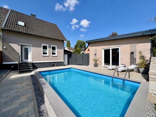 Pool mit Hauseingang und Poolhaus