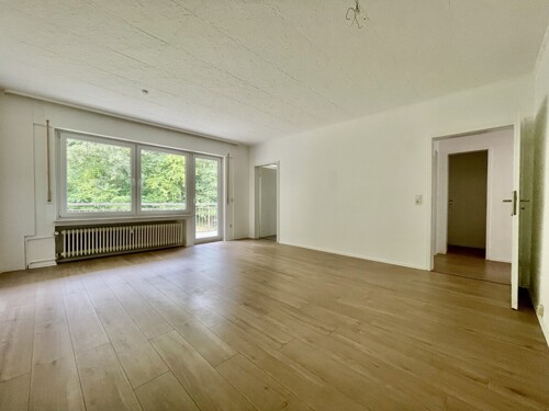 Wohnzimmer mit Balkon