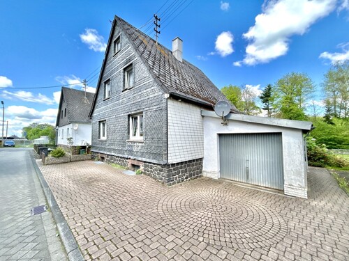 Straßenansicht mit Garage