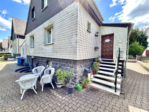 Seitenansicht mit Eingangsbereich