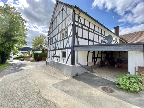 Außenansicht mit Carport