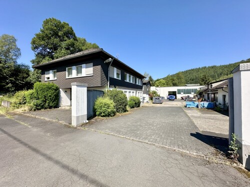 Einfahrt Gewerbeareal + Bürogebäude