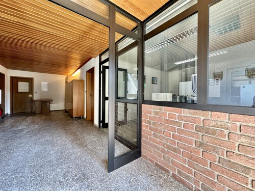 Eingang Bürogebäude mit Empfang