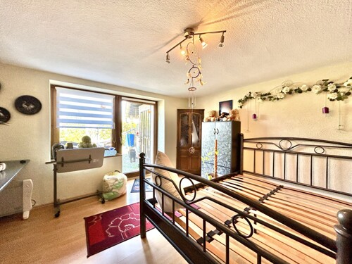 Schlafzimmer mit Zugang zur Terrasse EG