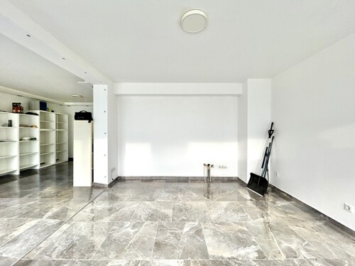 Eingangsbereich Laden mit Anschlüsse für Küchenzeile