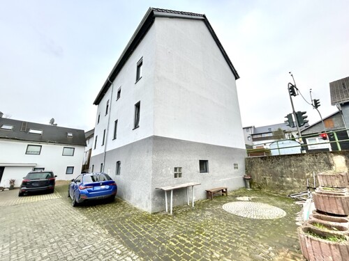 Rückansicht mit Parkplatz