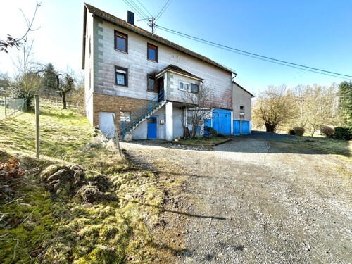 Frontansicht mit Einfahrt