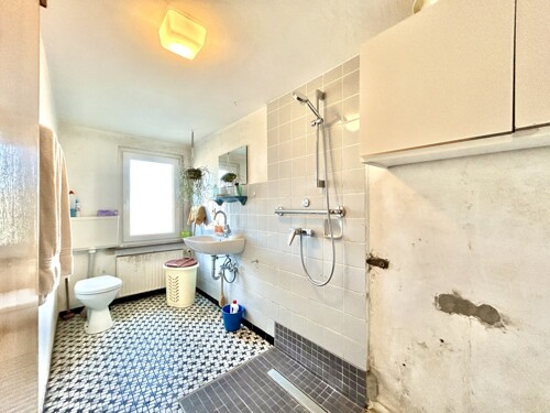 Badezimmer/Waschküche EG