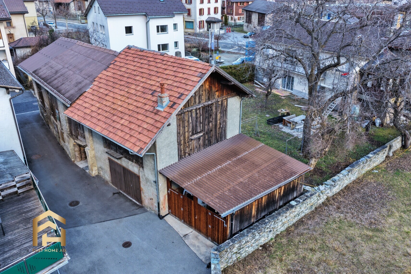 gedeckter Carport mit Ökonomiegebäude