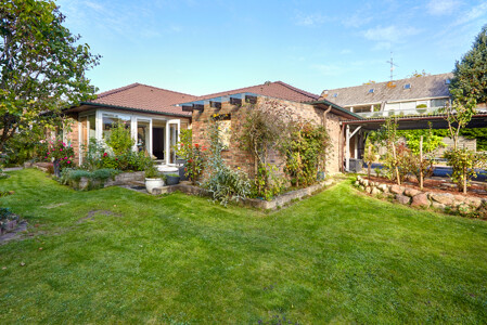 Raum, Ruhe und Gartenblick – modernisierter Bungalow in Ahrensburg