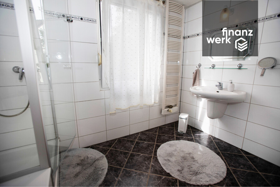 Platz für drei Generationen: Haus mit drei eigenen Wohnungen und großem Garten in Gevelsberg – Badezimmer 2