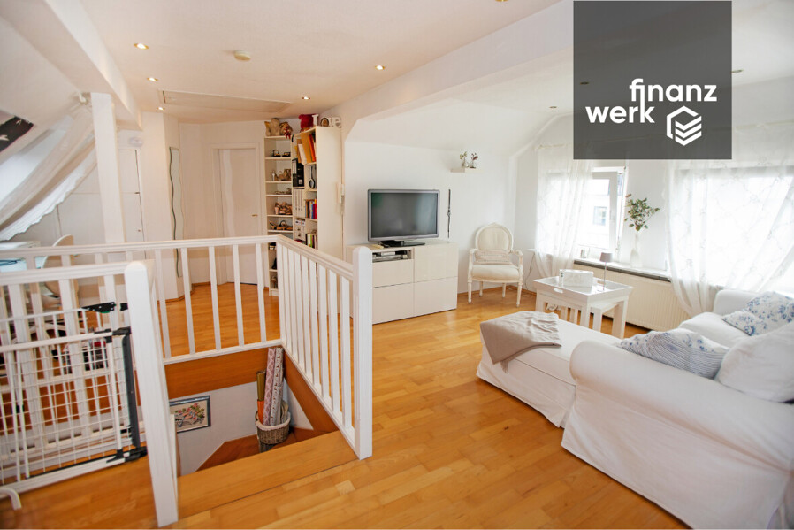 Platz für drei Generationen: Haus mit drei eigenen Wohnungen und großem Garten in Gevelsberg – Wohnzimmer